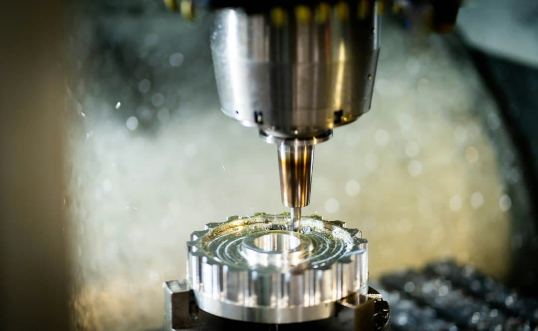 Detail einer CNC-Bearbeitung mit Fräswerkzeug und Metallspänen