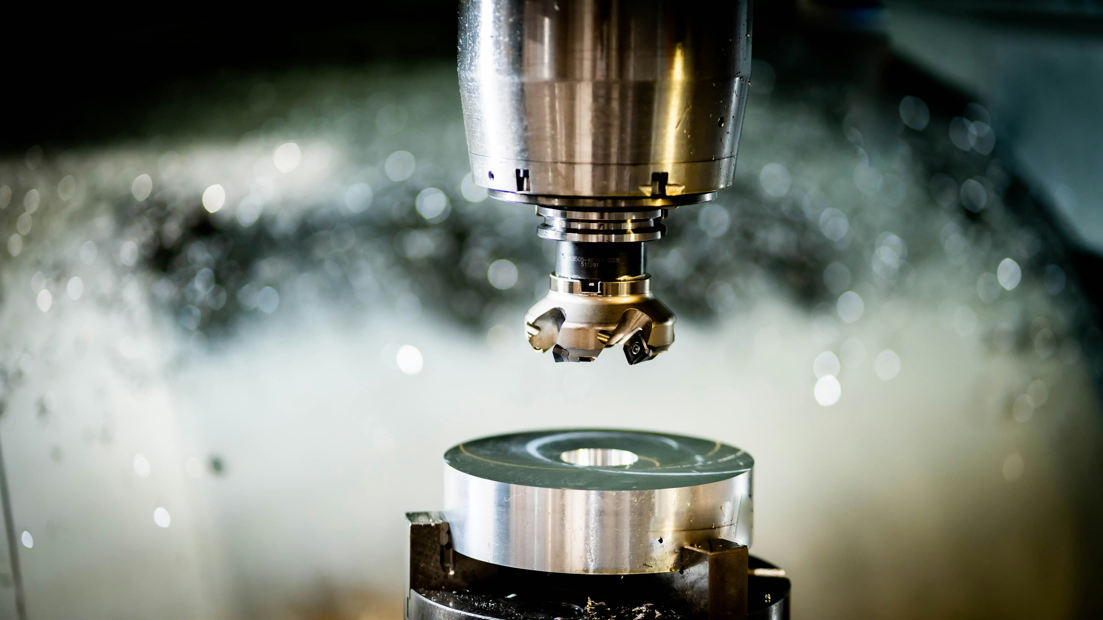 CNC-Fräskopf über einem eingespannten Metallwerkstück